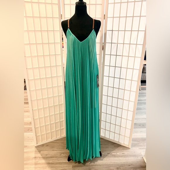 BCBG pleated BRYNNA dress NWT size M - Picture 1 of 4